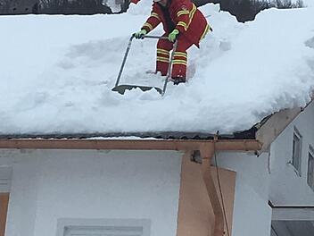Kulmbacher DLRG-Helfer befreien mit Schneeschaufeln und -hexen ein Privathaus in Traunstein vom Schnee. Foto: DLRG Kulmbach