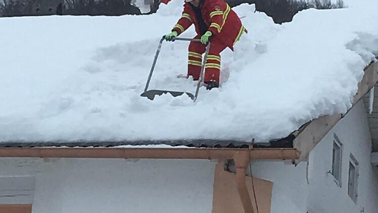 Kulmbacher DLRG-Helfer befreien mit Schneeschaufeln und -hexen ein Privathaus in Traunstein vom Schnee. Foto: DLRG Kulmbach