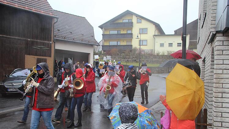 Musikalische Unterstützung des Umzugs in Stangenroth. Foto: Charlotte Wittnebel-Schmitz