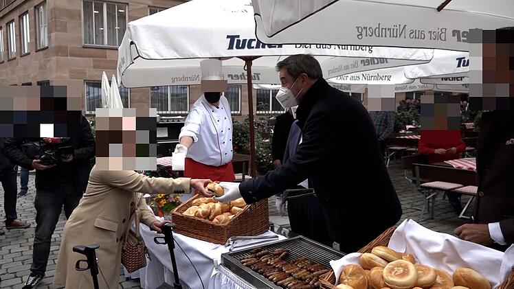 Drei im Weggla": Söder und Holetschek für Corona-Impfaktion am Grill