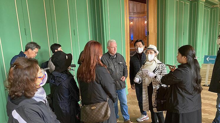 Sigismund von Dobschütz (Mitte) erläutert und die Dolmetscherin übersetzt. Foto: Klaus Werner