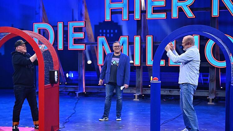 Elton (Mitte) moderierte das erste von vielen Duellen am Abend, hier Joey Kelly (links) gegen Stefan Raab.