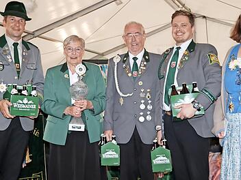 Weismains Bürgermeister und Zweiter Schützenmeister Michael Zapf, Stadtmeister Michael Bleyer und Schützenmeisterin Tina Lauterbach (von links).