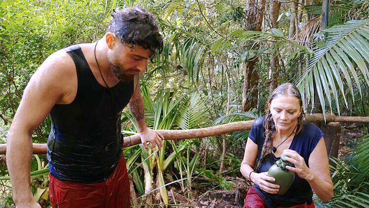 "Team Chaos", Umut (l.) und Nicole, kehrt ohne Schatz ins Camp zur&uuml;ck.