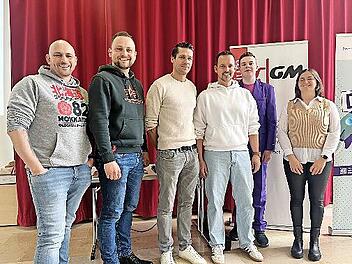 Am Ende gab es ein schokoladiges Pr&auml;sent vom Sch&uuml;lersprecher Samuel Herbst (10. Klasse) f&uuml;r den Auftritt der Lehramtsbotschafter. Von links: Alex Kopicer, Michael Kotterba, Dominik Halbig, Tobias Geipel, Samuel Herbst, Ramona Neugebauer.