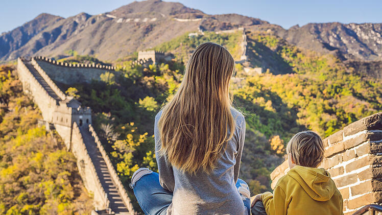 Chinesische Mauer China Familienurlaub Mutter Kind Touristen Meditation Asienreise Reiseziele Sehensw&uuml;rdigkeit Gro&szlig;e Mauer Ausflug Sommerurlaub Kinder Reisen mit Kindern Tourismusbranche Beijing Peking UNESCO Welterbe Besucherzahlen Ausl&auml;ndische G&auml;ste Reiseprobleme Infrastruktur Servicequalit&auml;t Volksrepublik Wirtschaftswachstum Regulierung Tourismusminister Sun Yeli Binnennachfrage Urlaubserlebnis