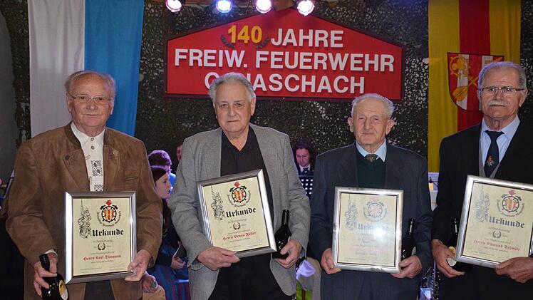 Seit 60 Jahren sind Karl Dittmann, Benno Füller, Otmar Göbel und Edmund Schmitt Mitglieder der Feuerwehr. Sie erhielten Ehrennadel und Urkunde.