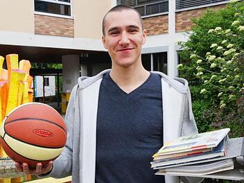 Dino Dizdarevic will den Spagat zwischen Basketball und Schule schaffen. Foto: Bertram Wagner