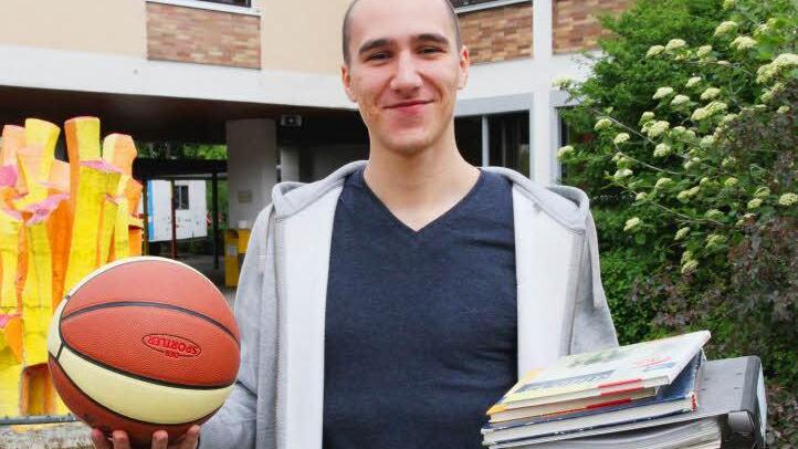 Dino Dizdarevic will den Spagat zwischen Basketball und Schule schaffen. Foto: Bertram Wagner