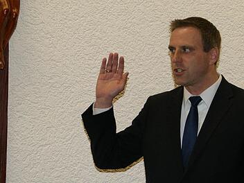 Den Eid auf das Grundgesetz, die Bayerische Verfassung und die kommunale Selbstverwaltung legte der neue Bürgermeister Matthias Bäuerlein (Wählergemeinschaft Rauhenebrach) ab. Damit begann die konstituierende Sitzung des Gemeinderates Rauhenebrach. Fotos: Sabine Weinbeer