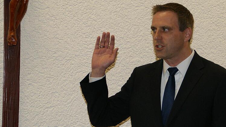 Den Eid auf das Grundgesetz, die Bayerische Verfassung und die kommunale Selbstverwaltung legte der neue Bürgermeister Matthias Bäuerlein (Wählergemeinschaft Rauhenebrach) ab. Damit begann die konstituierende Sitzung des Gemeinderates Rauhenebrach. Fotos: Sabine Weinbeer