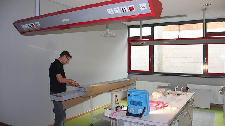 Marcel Schülting baut die Laborausstattung auf.