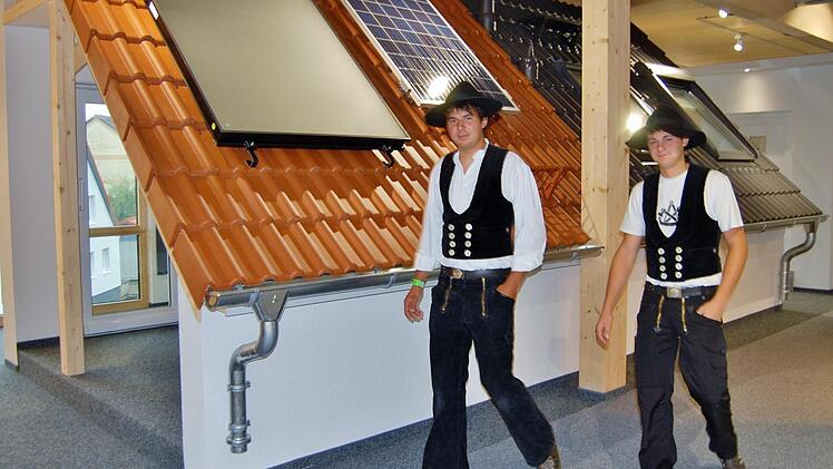 Zimmerleute schauen sich die neue Ausstellungsfläche im Kundenzentrum an