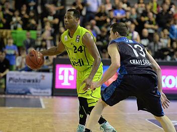 Mit 20 Punkten und 13 Assists war Trevon Hughes (links) überragender Bayreuther beim Startsieg gegen Crailsheim. Fotos. Peter Mularzyk