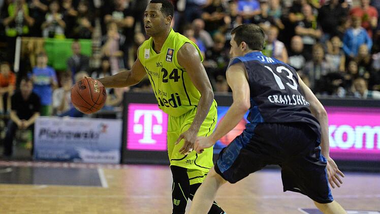 Mit 20 Punkten und 13 Assists war Trevon Hughes (links) überragender Bayreuther beim Startsieg gegen Crailsheim. Fotos. Peter Mularzyk