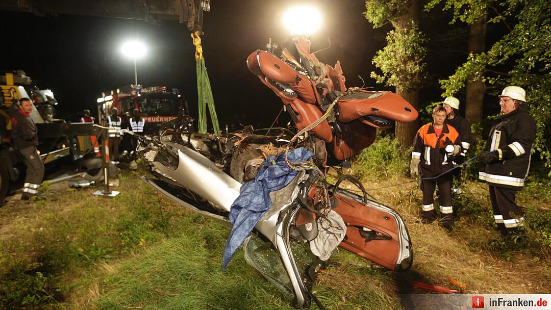 Porsche schleudert in Waldstueck und zerreisst in zwei Teile - Fahrer tot