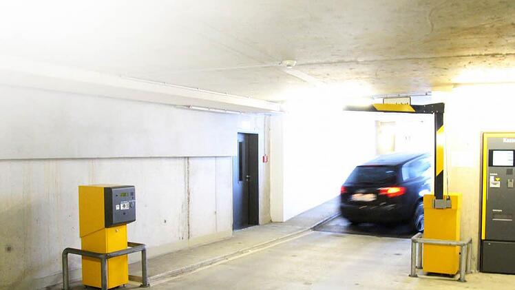 In der Tiefgarage am Höchstadter Vogelseck fällt immer wieder die Schrankenanlage aus. Wie jetzt bekannt wurde, handelt es sich nicht um einen technischen Defekt, sondern um Betrug mit Fachwissen. Foto: Christian Bauriedel