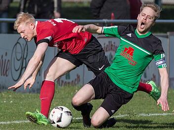 FC Kronach - SV W/Neuengrün: Der Wolfersgrüner Torschütze Andreas Lippert (grünes Trikot) wird von Marc Schulz angegriffen und geht zu Boden.  Foto: Heinrich Weiß