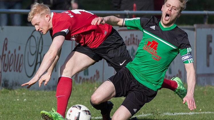 FC Kronach - SV W/Neuengrün: Der Wolfersgrüner Torschütze Andreas Lippert (grünes Trikot) wird von Marc Schulz angegriffen und geht zu Boden.  Foto: Heinrich Weiß