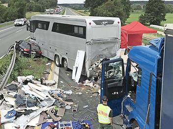 Dieser Unfall mit Pkw, Lkw und Wohnmobilen auf der A 3 gehört zu den ganz schweren, im Hintergrund das Zelt der Wehr. Archivbild: FFW Schlüsselfeld
