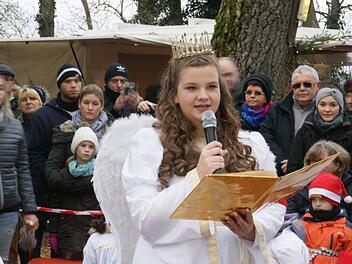 Josepha Pflaum lud die Gäste der Wallburgweihnacht zum fröhlichen Feiern ein, schlug aber auch nachdenkliche Töne an.Sabine Weinbeer