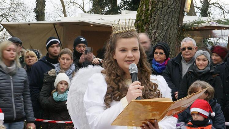Josepha Pflaum lud die Gäste der Wallburgweihnacht zum fröhlichen Feiern ein, schlug aber auch nachdenkliche Töne an.Sabine Weinbeer