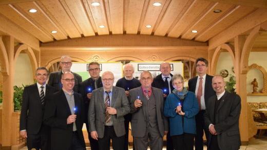 Die Pfarrgemeinden im Altlandkreis Bad Brückenau feierten die Entsendung der ersten Wortgottesdienstbeauftragten vor 25 Jahren (von links):  Domkapitular Helmut Gabel, Ludwig Wehner (Dreistelz/Modlos), Oliver Kirchner (Oberbach), Siegfried Klug (Modlos), Bruno Weigand (Riedenberg), Richard Baus (Mitgenfeld), Alois Heil (Breitenbach), Stefan Helfrich (Weißenbach), Mechtild Breitenbach (Oberbach),  Bernhard Hopf (Referent für das Liturgiereferat im Bistum Würzburg) und Pfarrer  Armin Haas (PG O...