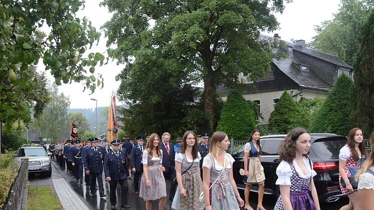 Die Ehrendamen waren nicht nur eine Augenweide bei der Kirchenparade, sondern erfreuten auch als Bedienungen im Festzelt und an der Kuchentheke.
