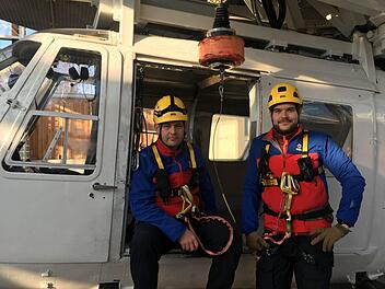 Der Bereitschaftsleiter der Bergwacht am Rennsteig, Ralf Schmidt (links), bei der Prüfung für Luftrettung im Zentrum für Sicherheit und Ausbildung in Bad Tölz; daneben sein Stellvertreter Florian Lemnitzer  Foto: privat