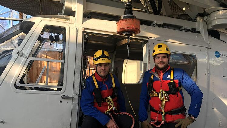 Der Bereitschaftsleiter der Bergwacht am Rennsteig, Ralf Schmidt (links), bei der Prüfung für Luftrettung im Zentrum für Sicherheit und Ausbildung in Bad Tölz; daneben sein Stellvertreter Florian Lemnitzer  Foto: privat