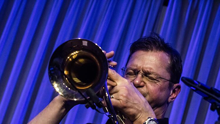 Das Jazul Duo mit Ingolf Burkhardt (Trompete und Flügelhorn) und Roland Cabezas (Gitarre und Gesang)  beeindruckte sein Publikum in Coburg.Foto: Jochen Berger