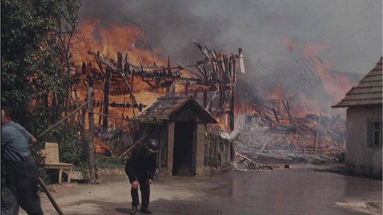 Der Großbrand vom 24. Juli 1969 hinterließ den kleinen Ort Siegritz als Brandruine.privat