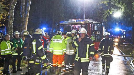 Viel zu tun hatten die Einsatzkr&auml;fte mit der Evakuierung von 14 Personen bei einem Brand in Alterlangen. Foto: News5
