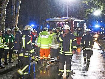 Viel zu tun hatten die Einsatzkräfte mit der Evakuierung von 14 Personen bei einem Brand in Alterlangen. Foto: News5