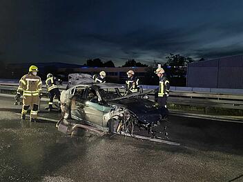 BMW wird bei Unfall v&ouml;llig zerst&ouml;rt und geht in Flammen auf: Fahrer und Beifahrer bleiben fast unverletzt