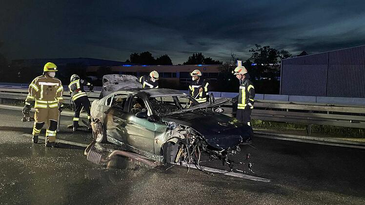 BMW wird bei Unfall v&ouml;llig zerst&ouml;rt und geht in Flammen auf: Fahrer und Beifahrer bleiben fast unverletzt