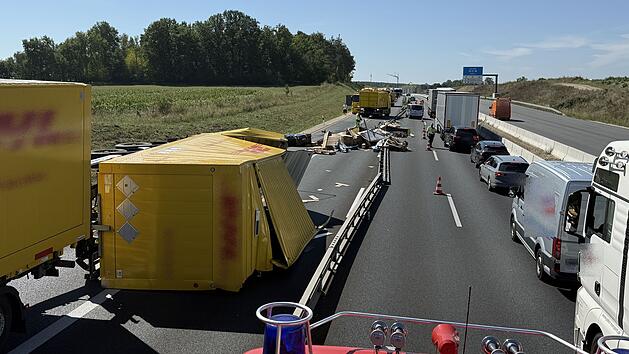 Fatale Kettenreaktion auf der Autobahn: DHL-Anhänger kippt um - Verteilte Ladung sorgt für Verkehrschaos