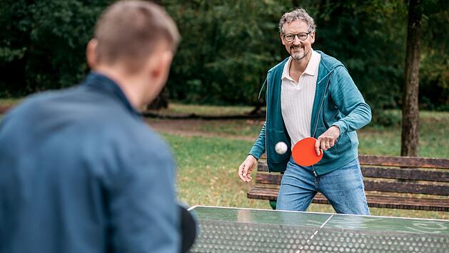 Wie kann man einer Demenzerkrankung vorbeugen? Zum Beispiel, indem man einfach mal beim Tischtennis die andere Hand benutzt - weiß Rechtshänder Dr. Eckart von Hirschhausen. Diesen und andere lebensnahe Tipps hält die zweiteilige Doku "Hirschhausen und das große Vergessen" bereit.