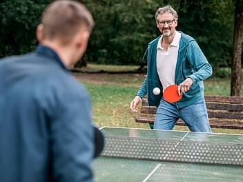 Wie kann man einer Demenzerkrankung vorbeugen? Zum Beispiel, indem man einfach mal beim Tischtennis die andere Hand benutzt - wei&szlig; Rechtsh&auml;nder Dr. Eckart von Hirschhausen. Diesen und andere lebensnahe Tipps h&auml;lt die zweiteilige Doku "Hirschhausen und das gro&szlig;e Vergessen" bereit.