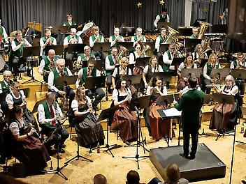 Die Hammelburger Stadtkapelle unter dem Dirigat von Christian Metz.