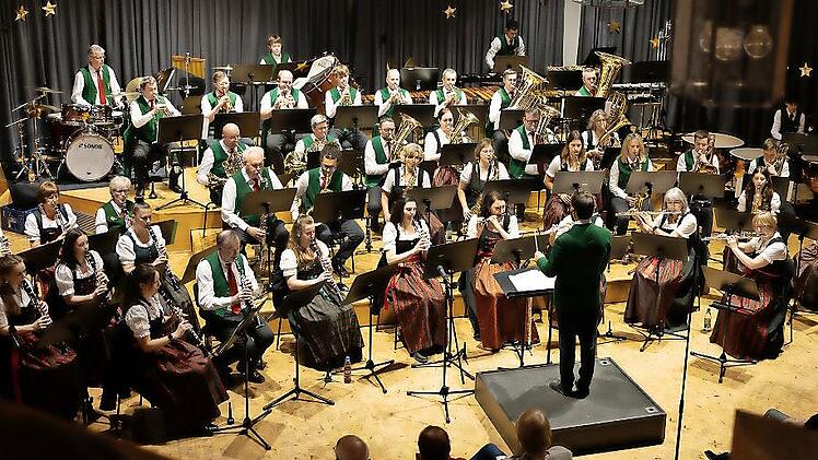 Die Hammelburger Stadtkapelle unter dem Dirigat von Christian Metz.