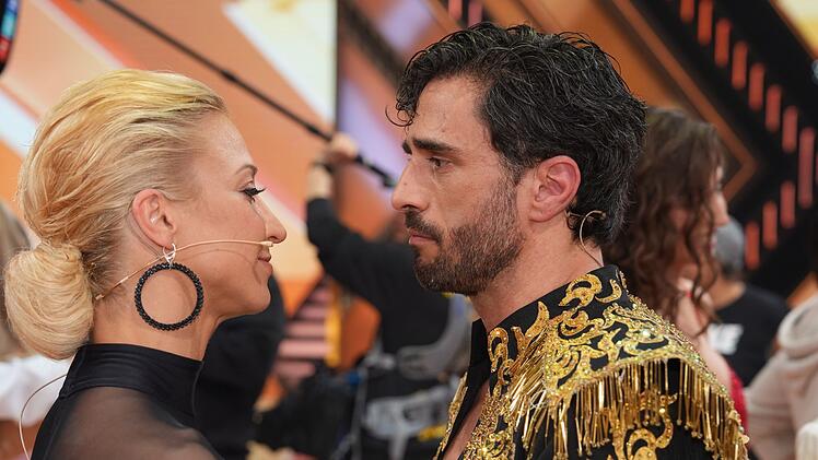 Anna-Carina Woitschack konnte aufatmen. Nicht sie, sondern GZSZ-Star Jan Kittmann muss "Let's Dance" verlassen.