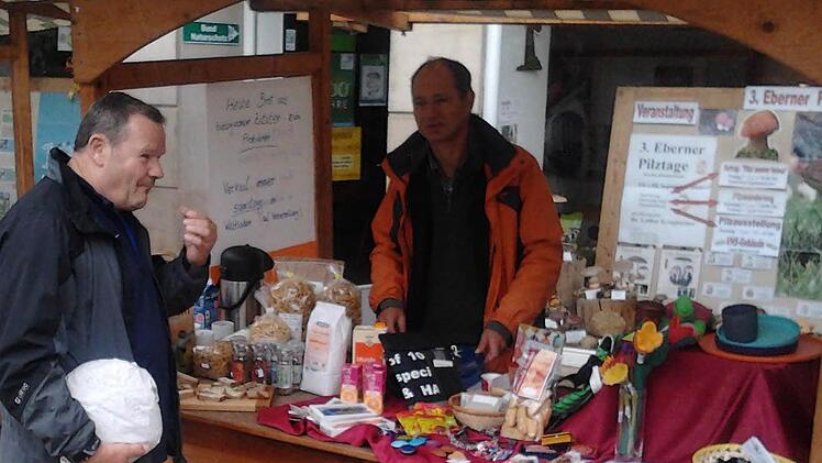 Nicht nur im Laden selbst gibt es den fairen Riegel: neben Projekten mit Schulen und Hilfswerken tritt der Weltladen mit einem Querschnitt aus dem Sortiment immer wieder auch bei lokalen Veranstaltungen auf. Foto: Johanna Eckert