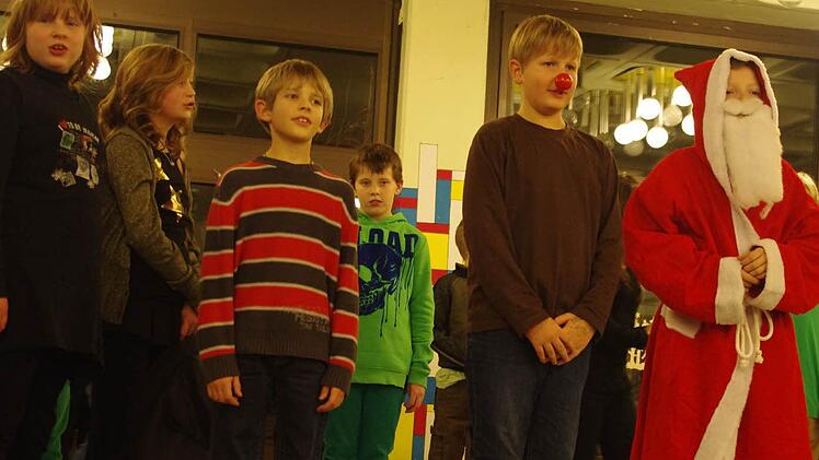 Die Bandklasse der Gottfried-Neukam-Schule beim Singspiel "Rudolph, das kleine Rentier" Foto: Heike Schülein
