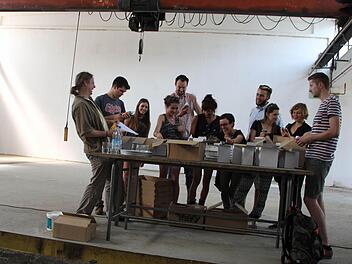 Im Forchheimer Kunstraum in der Fabrik (in der Hainbrunnenstraße) packten die Gastkünstler gestern ihre Materialien aus und richteten ihre Ateliers ein. Foto:Roepert