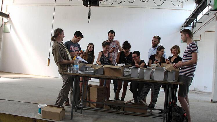 Im Forchheimer Kunstraum in der Fabrik (in der Hainbrunnenstraße) packten die Gastkünstler gestern ihre Materialien aus und richteten ihre Ateliers ein. Foto:Roepert