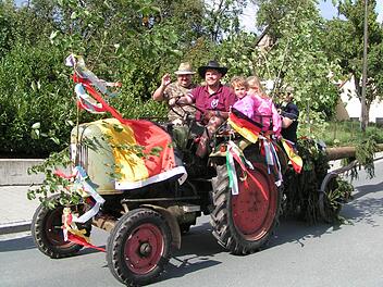 Zweiter Bürgermeister Marco Friepes steuerte den Festtraktor.  Foto: Amon