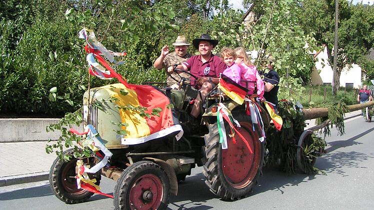 Zweiter Bürgermeister Marco Friepes steuerte den Festtraktor.  Foto: Amon