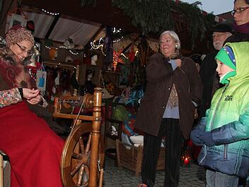 Immer ein Besuchermagnet: Silvana Pezzi und ihr Spinnrad. Foto: Sonja Adam
