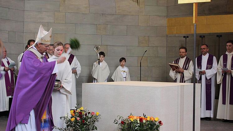 Erzbischof Ludwig Schick besprengt den neuen Altar mit Weihwasser. Foto: Ulrike Nauer